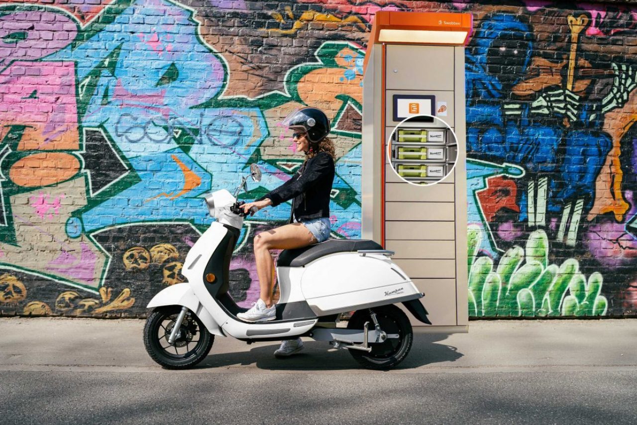 Swobbee Akku Station und E-Roller von Kumpan in Berlin